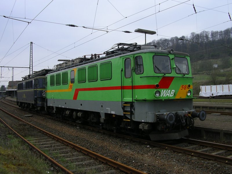 BR 142 ( DR ) , WAB 58 , in Altenbeken Bahnhof abgestellt.
(20.04.2008)