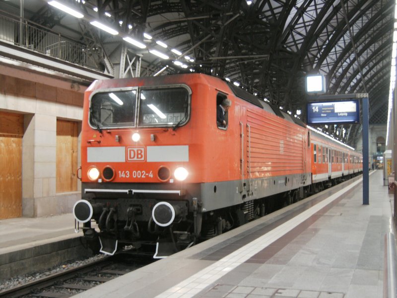 BR 143 002-4 steht ICE Ersatzzug nach Leipzig
am 05.12.2008 in Dresden Hbf.