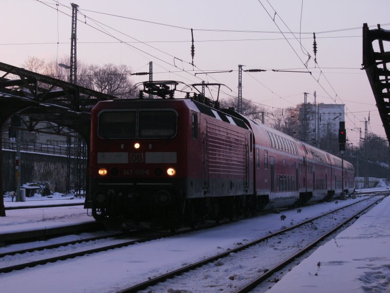 BR 143 015-6 kommt mit RE aus Leipzig
am 12.01.2009 in Dresden Hbf ein.