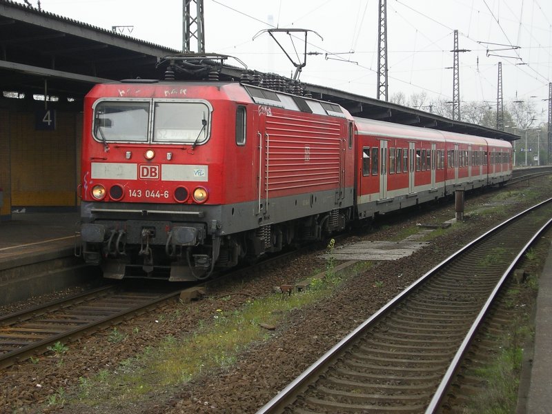 BR 143 044-6 mit S2 von Dortmund Hbf. nach Essen Hbf in Wanne Eickel Hbf.(11.04.2008)
