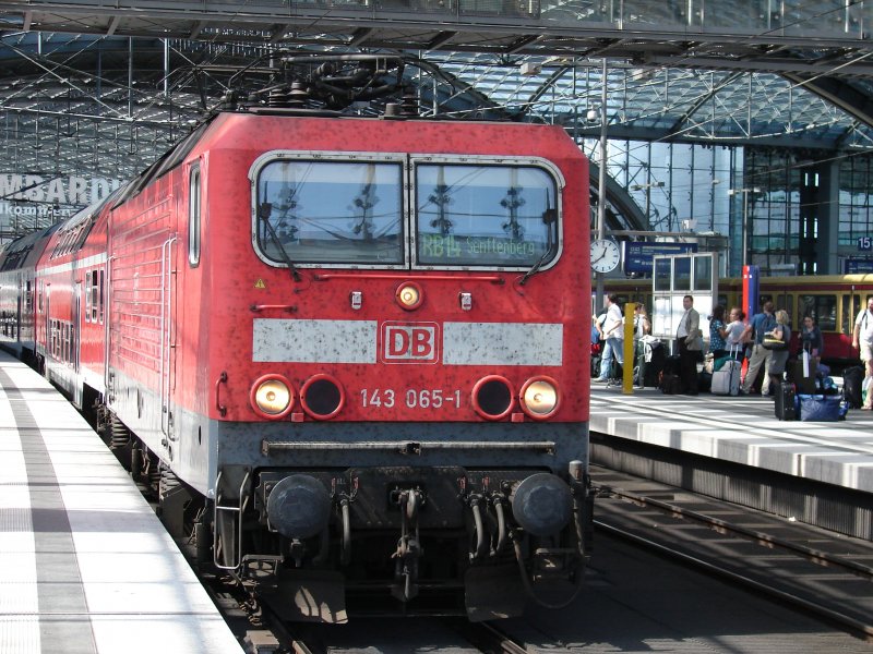 BR 143 065-1 bei der Ausfahrt aus Berlin Hbf Fotografiert. Dieser zug kommt aus Nauen und fhrt weiter nach Senftenberg ber Bln. Karlshorst, Brand (Niederlausitz). Aufgenommen am 05.08.07