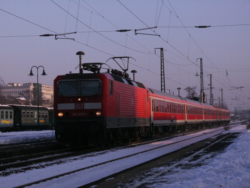 BR 143 070-1 mit D-Zug nach leipzig
fhrt am 12.01.2009 durch Radebeul Ost.