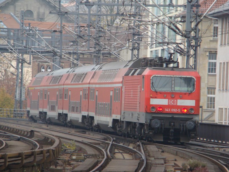 BR 143 092-5 mit RegionalBahn 14 nach Senftenberg. Aufgenommen am 30.10.02007
