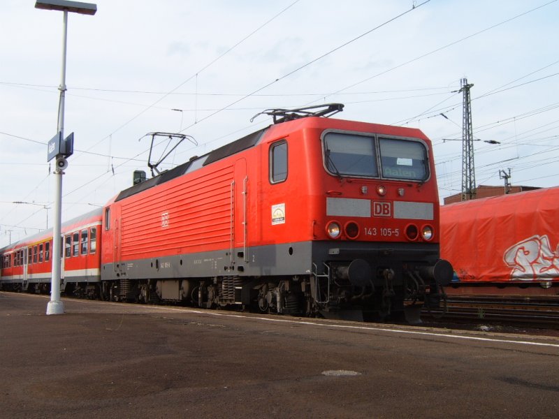 BR 143 105-5 mit einem RegionalExpress aus Stuttgart HBF am 10.05.07 auf Gleis 5 des Aalener Bahnhofs.