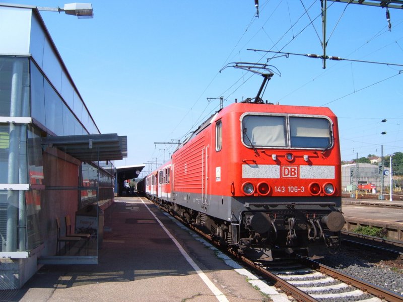 BR 143 106-3 mit einem RegionalExpress am 27.04.07 aus Stuttgart HBF auf Gleis 1 des Aalener Bahnhofs.