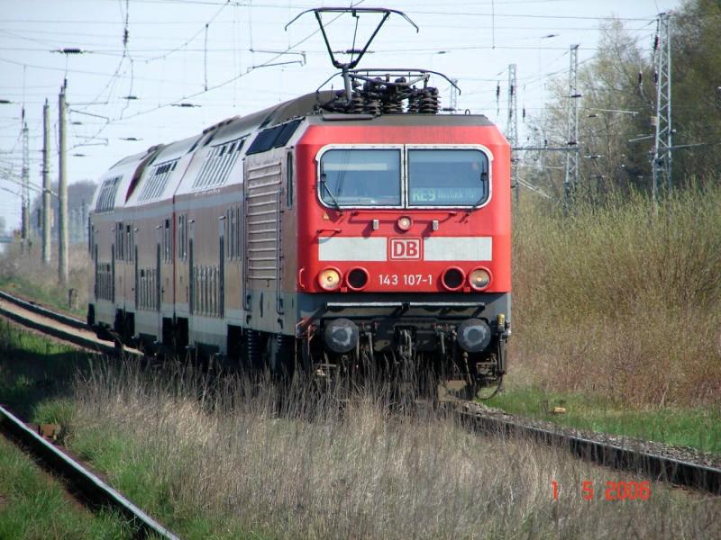 BR 143 107-1 RE9 aus Sassnitz kurz vor Bentwisch zur weiterfahrt nach Rostock hbf. Heute am 1. Mai wo halb Rostock gesperrt ist wre fr mich die Bahn wohl auch das bessere Verkehrsmittel gewesen:-).
