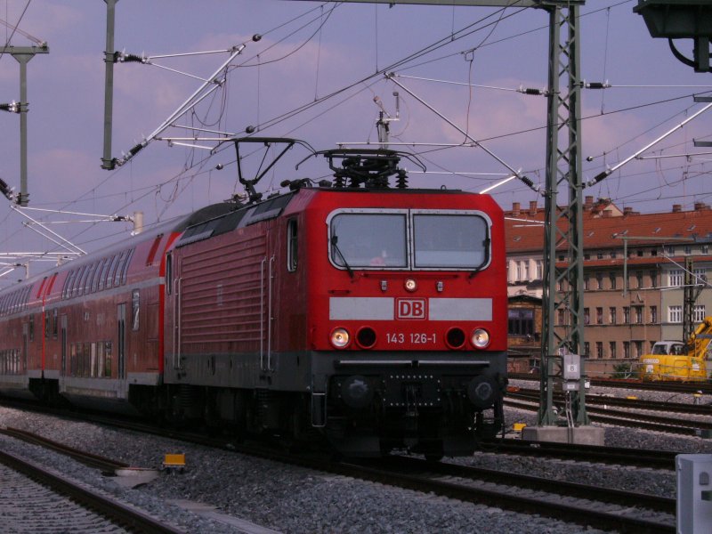 BR 143 126-1 mit RE von Leipzig bei Einfahrt
in den Bahnhof von Dresden Neustadt.
Bild vom 25.09.2008