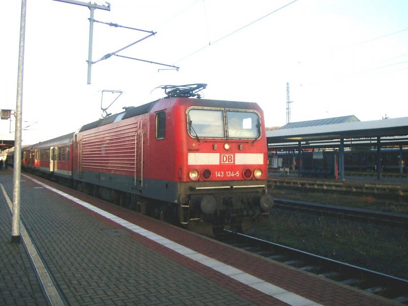 BR 143 134 - 5 am 22.01.05 mit einer RB nach Halle (Saale) in Eisenach.