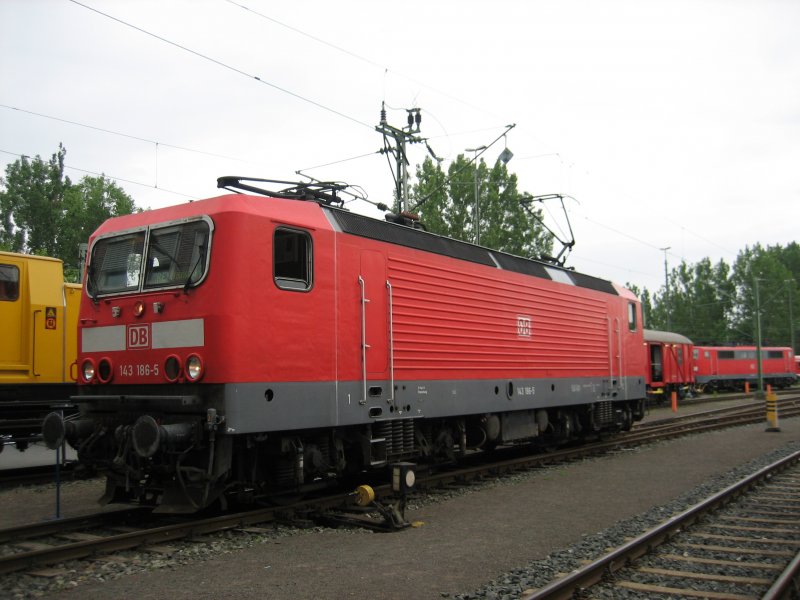 Br 143 186 steht am Tag der Schiene in Braunschweig