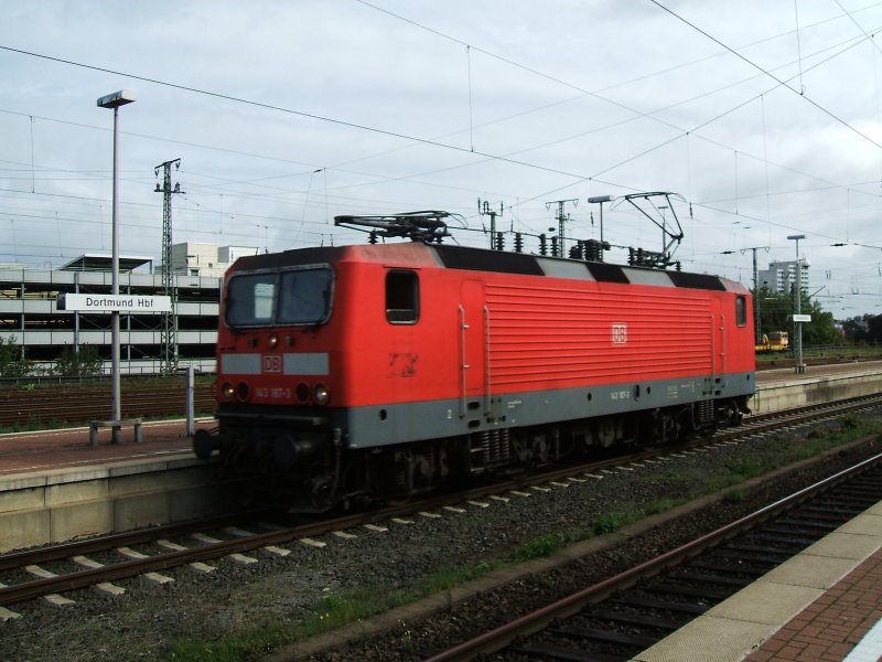 BR 143 187-3 auf Gleis 18 Solofahrt durch den Dortmunder Hbf.
(11.09.2007)