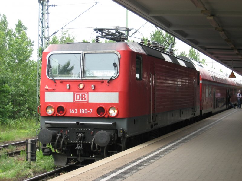 BR 143 190-7 steht in Braunschweig HBF und fhrt gleich Richtung Magdeburg