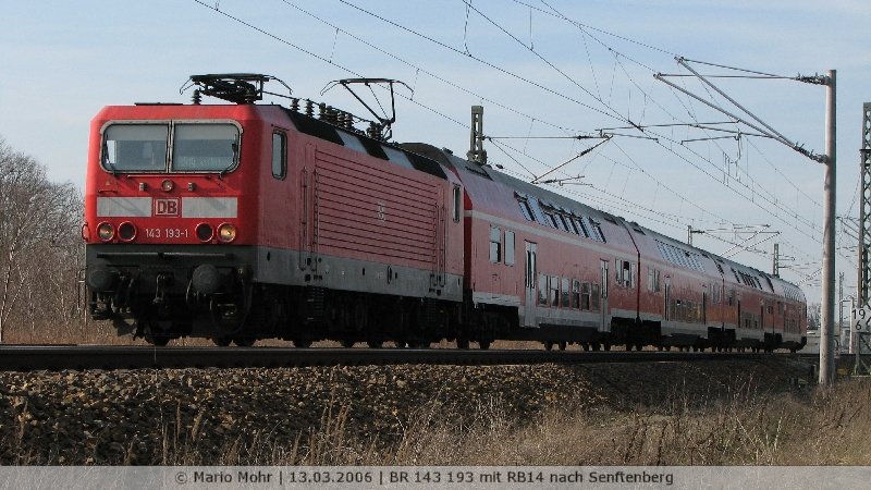 BR 143 193 zieht die RB 14 nach Senftenberg, der Zug ist so eben in Falkensee ausgefahren, nchster Halt ist Seegefeld.