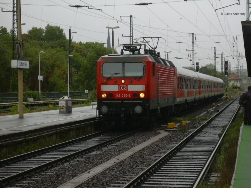 BR 143 220 mit RB nach Halle (S) Hbf in Erfurt Hbf; Herbst 2005