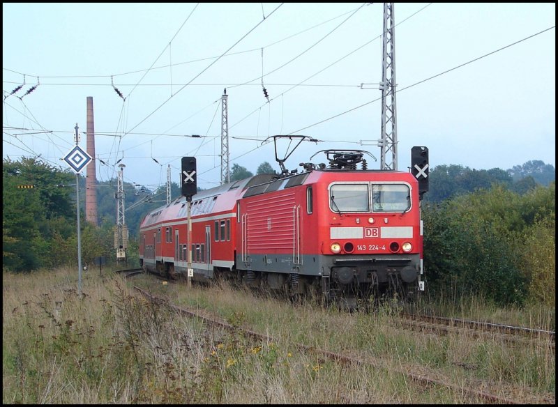 Br 143 224-4 mit dem RE9 aus Sassnitz nach Rostock. Aufgenommen am 17.9.06 in Sagard/Rgen

