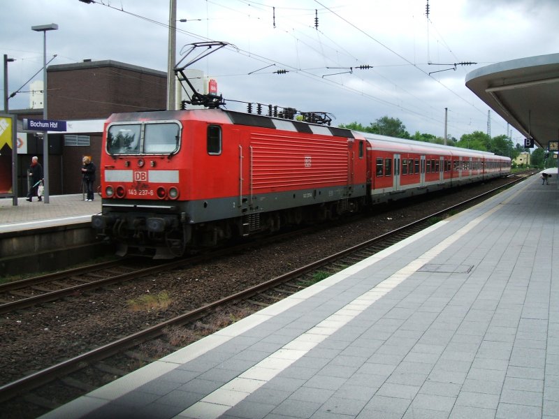 BR 143 237-6 von Dortmund-Dsseldorf als S1 vom Gleis 7 im Bochumer Hbf.ab