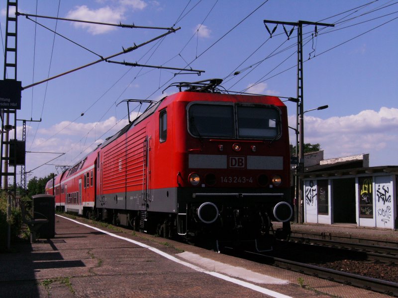 BR 143 243-4 mit RB aus Elsterwerda am 27.05.2008 
bei Halt in Dresden Cotta.