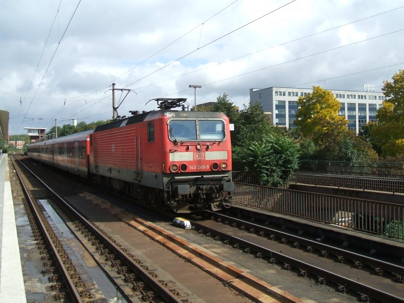 BR 143 245-9 mit der S1 am Haken ,bei der Ausfahrt aus Bochum Hbf. nach Dsseldorf.(18.09.2007)