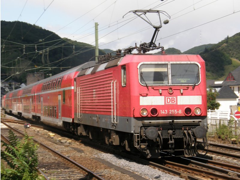 BR 143 255 zieht eine RB in Richtung Bingen aus dem Bahnhof Boppard. Das Zuglaufschild wurde  in Koblenz nicht gendert... Schlamperei! (Boppard am Rhein, 07.07.2008)