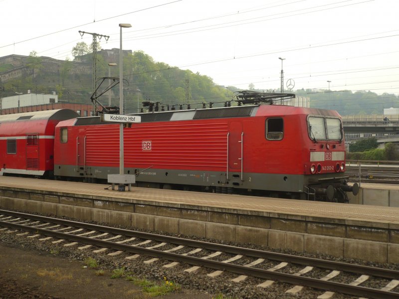 BR 143 263-2 wartet mit ihrer Regionalbahn nach Kln Hauptbahnhof im Koblenzer Hauptbahnhof auf ihre Abfahrt. Leider sind durch die baulichen Gegebnheiten des Bahnsteigs 5b Nord keine vollstndigen Lok- oder Zugaufnahmen mglich.
Uwe Wstenhagen, 12.04.2009