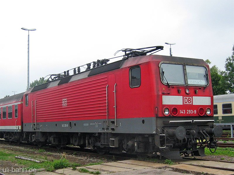 BR 143 293-9 am 10.8.2006 abgestellt neben dem Lokschuppen in Eisenach.