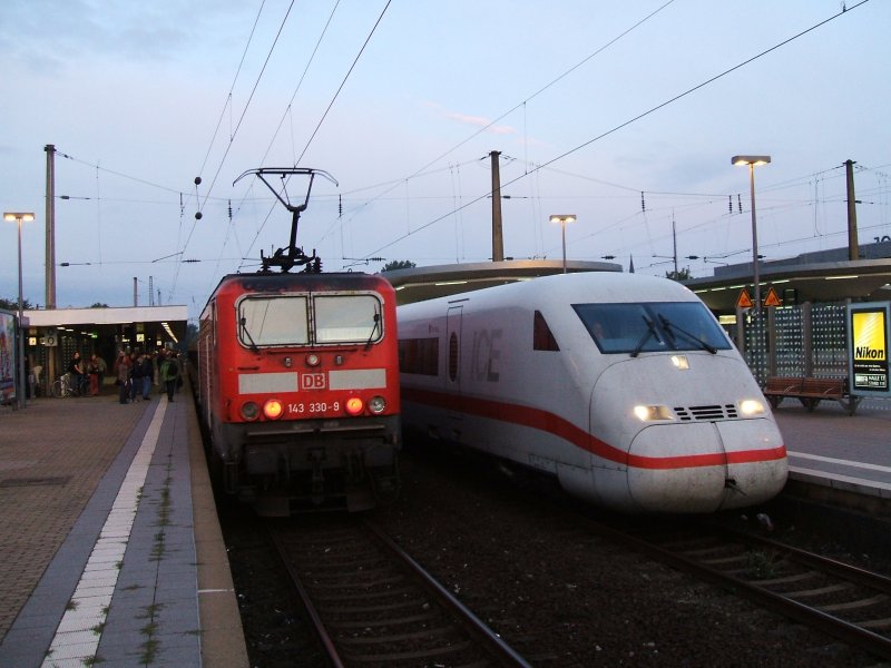 BR 143 330-9 im Schub der S1 von Dortmund nach Dsseldorf,Gleis 7
in Bochum Hbf.,auf Gleis 6 der ICE 2  Dessau  bei der Ausfahrt
nach Berlin Ostbahnhof.(28.08.2007)