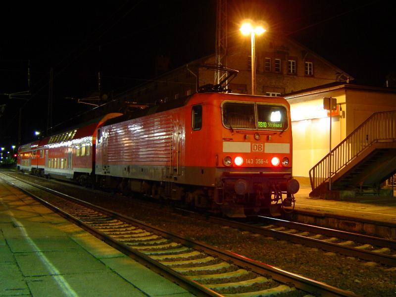 BR 143 356 mit ihrer RB der Linie 10 im Greifswalder Hbf. Fr heute wird sie gleich ihre letzte Fahrt nach Stralsund antreten. (5.10.03)