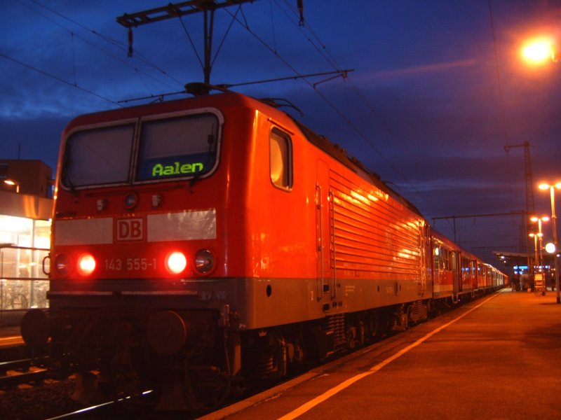 BR 143 555-1 am 21.02.07 mit einem RegionalExpress aus Stuttgart HBF im Aalener Bahnhof.