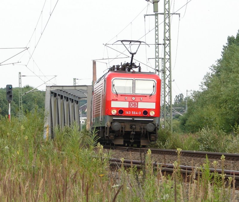 BR 143 564-3 aus Sassnitz kurz vor seinem Endhalt in Rostock Hbf. 21.7.06