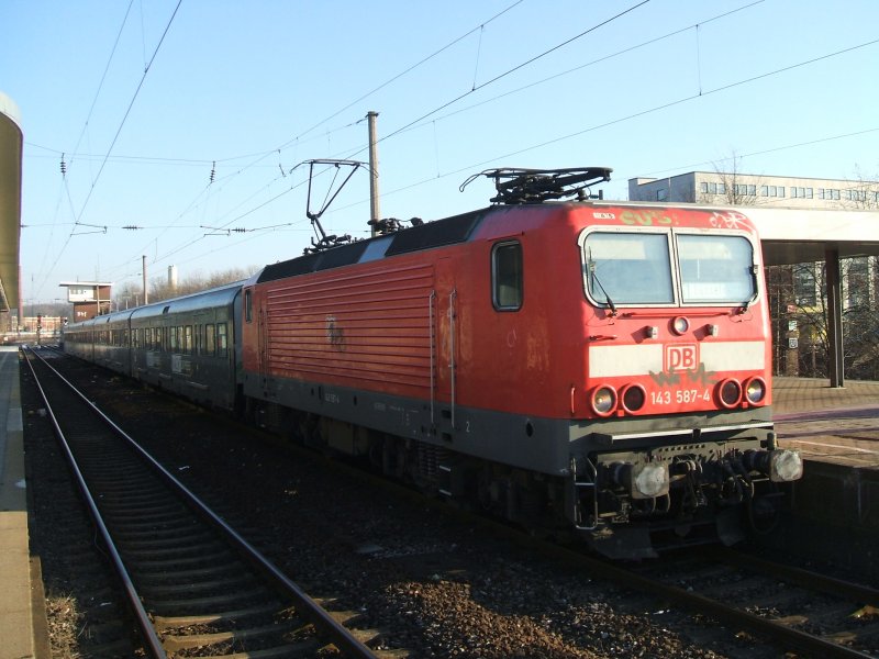 BR 143 587-4 mit S1  Nachtexpress  Werbung in Bochum Hbf.,Gleis7
nach Dsseldorf Hbf.(16.12.2007)