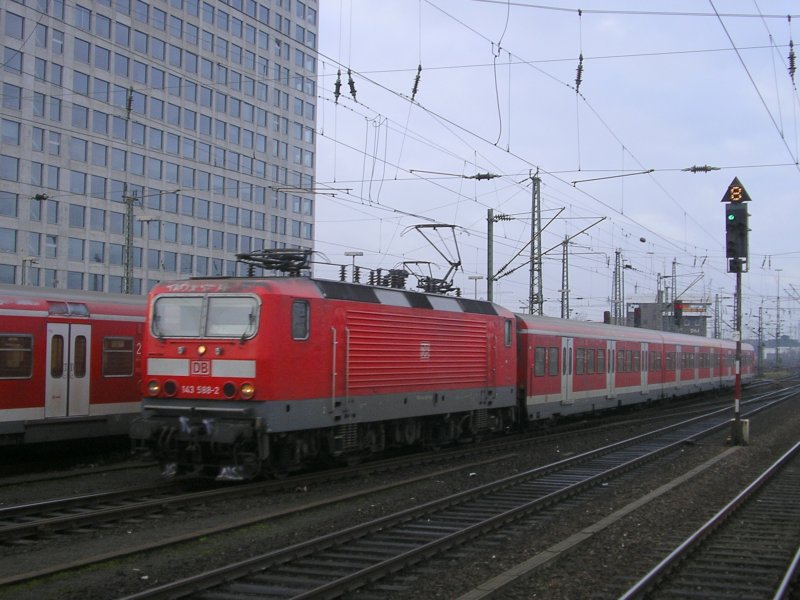 BR 143 588 mit S1 aus Dsseldorf erreicht Dortmund Hbf.(07.12.2008)