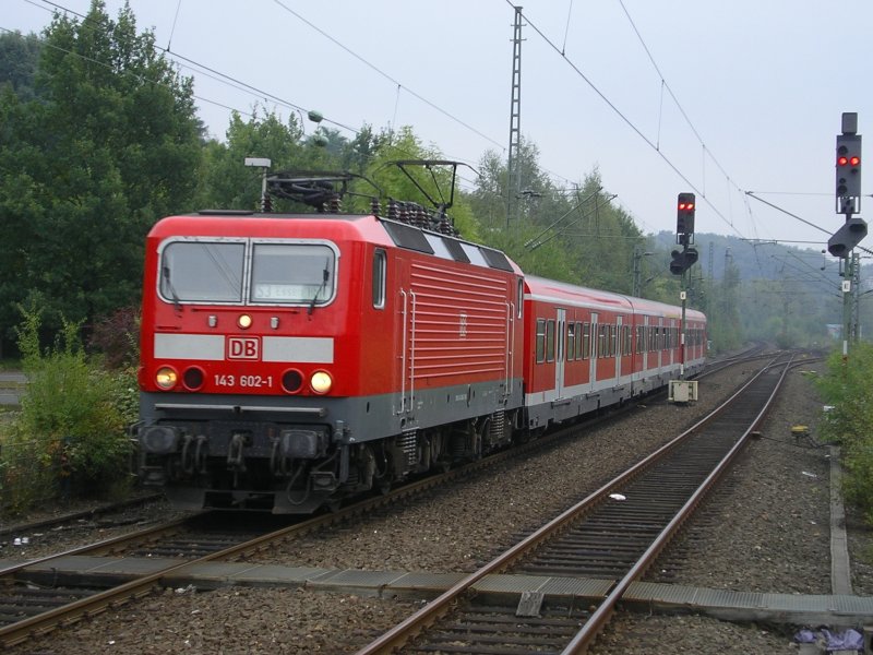 BR 143 602-1 mit S3 aus Hattingen nach Oberhausen,Einfahrt in Essen Steele.(21.09.2008)