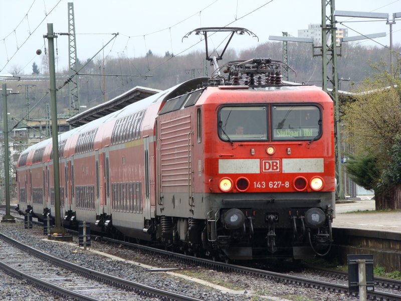 BR 143 627-8 zieht heute den RE 22028 von Tbingen nach Stuttgart Hauptbahnhof. Hier am 21.03.08 im Bahnhof Plochingen.