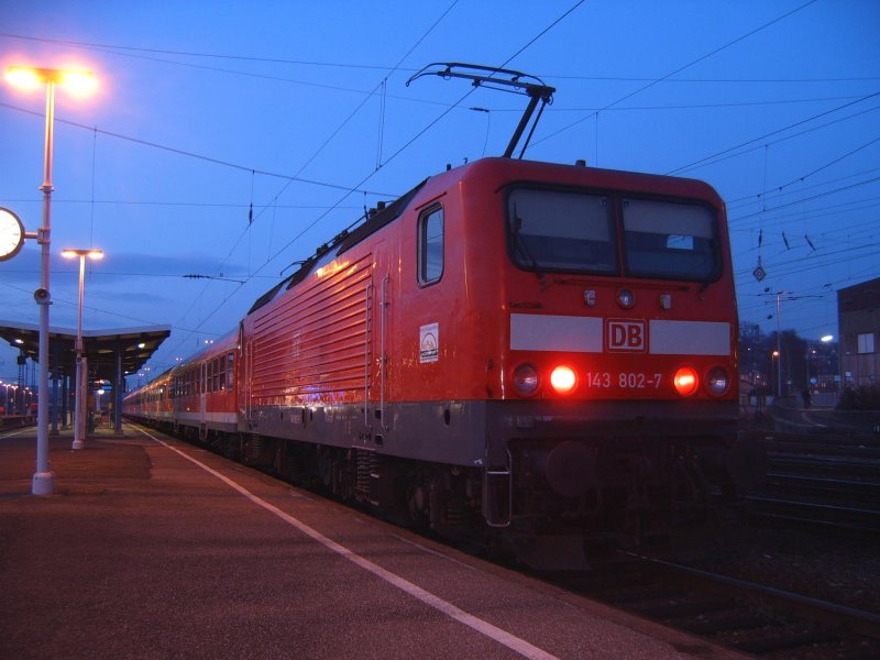 BR 143 802-7 am 21.02.07 auf Gleis 5 des Aalener Bahnhofs. Um 18:35 zog diese einen RegionalExpress von Aalen nach Stuttgart HBF.