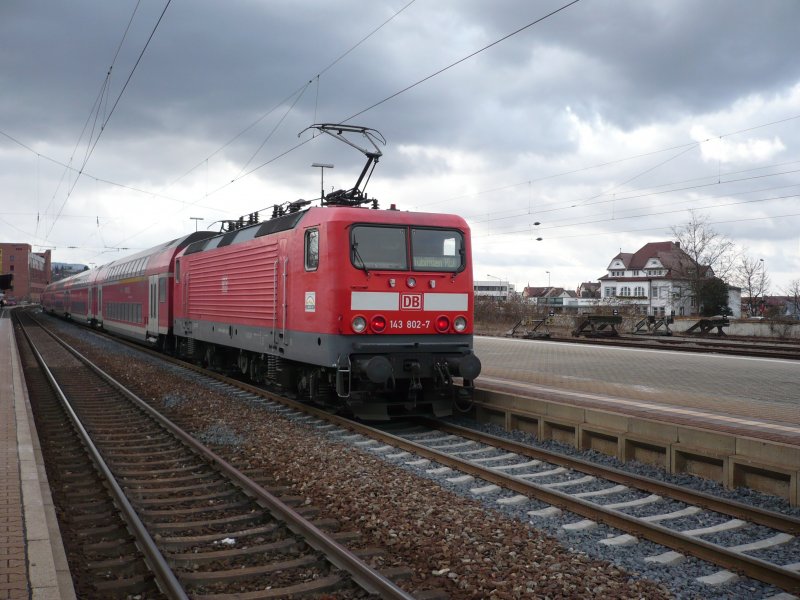 BR 143 802-7 wartet mit ihrem RE der Neckar Alb Bahn (KBS 760) in Reutlingen auf die Weiterfahrt nach Tbingen Hbf.
(11.02.09) 