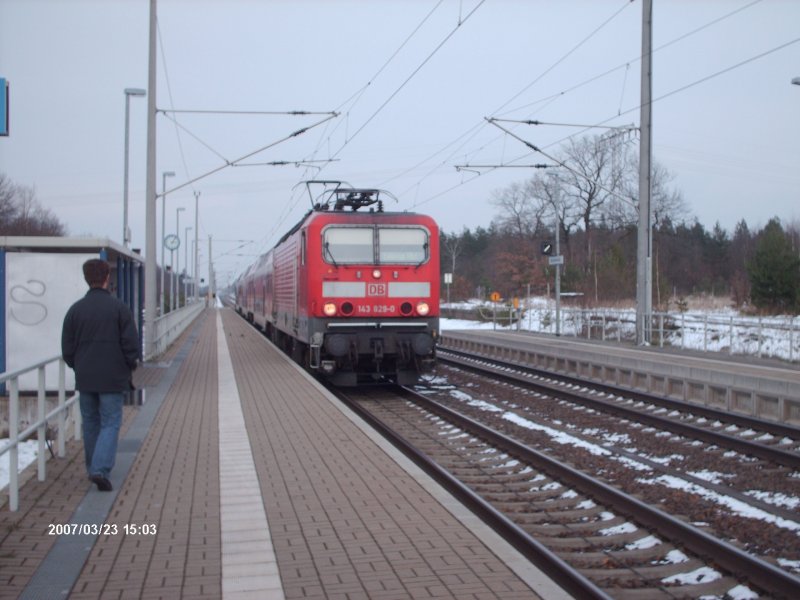 BR 143 829-0 zog einen RB nach Leipzig Hbf.(aufgenommen am 23.03.2007 in Burgkemnitz)