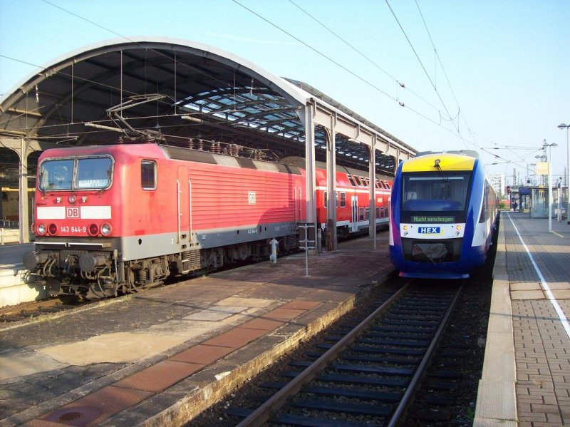 BR 143 844 und HarzElbeExpress VT 648 stehen in Halle HBF 5/2008