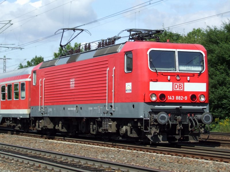 BR 143 882 zieht einen Ex-Silberling RE in Richtung Stuttgart durch Tamm (Wrtt.) am 26.08.2008.
