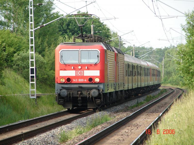 Br 143 889-4 und 143 ??? ziehen den WarnemndeExpress in Richtung Berlin. Aufnahme kurz nach verlassen des Rostocker HBf´s am  18.6.06