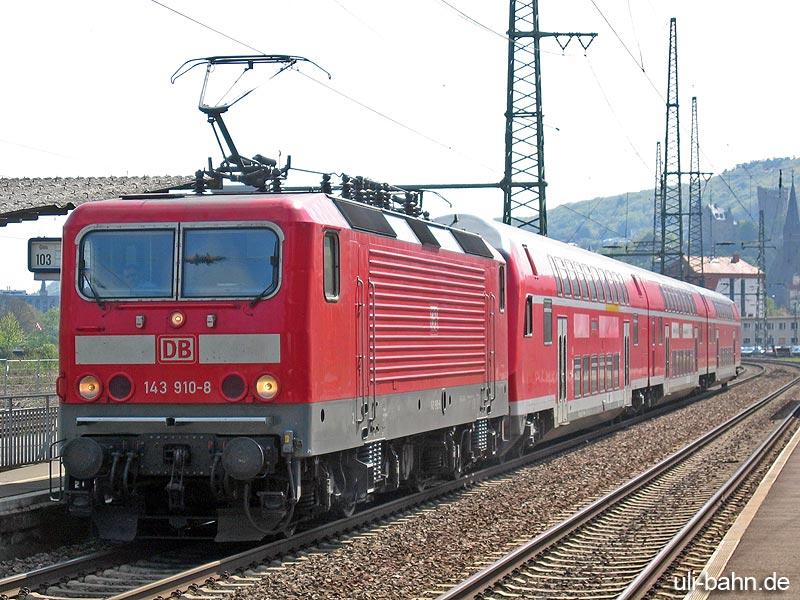 BR 143 910 steht abfahrtbereit mit Dostos am 2. Mai 2006 in Bingen Hbf.