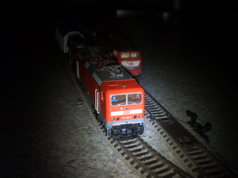 BR 143 921 kurz vor der Abfahrt vom Abstellgleis. Der Tf wartet nur noch auf die Freigabe des FDL. Im Hintergrund ist 218 350 zu sehn