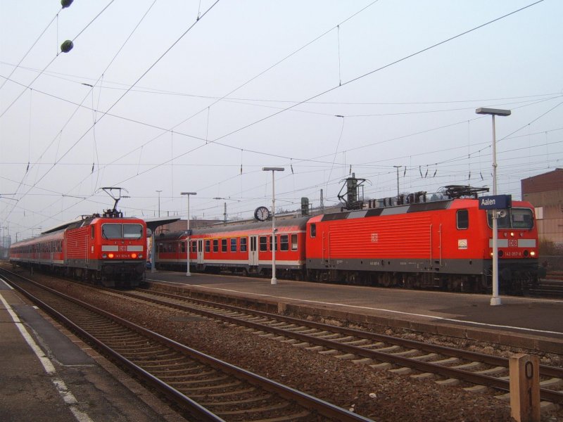 BR 143 924-9 & BR 143 057-8 am 15.03.07 im Aalener Bahnhof. 