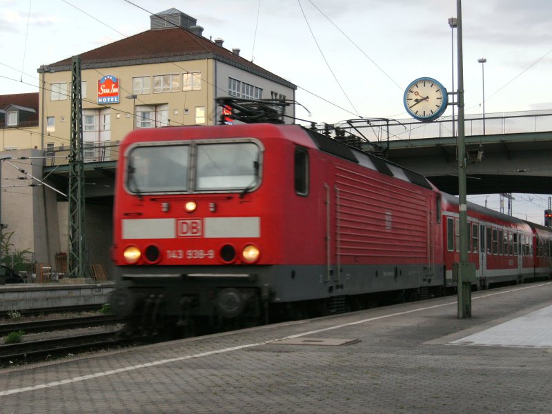 BR 143 938-9 mit RB aus Platling am 26.07.2008 
in Regensburg.