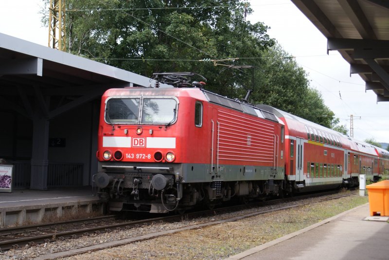 BR 143 942- 8 in Hinterzarten , dort warten sie auf den ingegenkommenden Zug zur weiterfahrt.