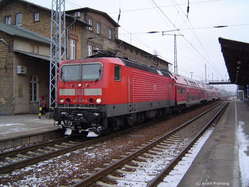BR 143 947 mit ihrem RE 38348 aus Belzig zur Weiterfahrt nach Stralsund. Diese Aufnahme entstand am eisigen 27.01.04 im Greifswalder Hbf (KBS 203).