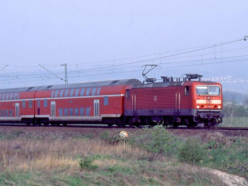 BR 143 953 mit Dostos bei Gau-Algesheim. 14.4.2005