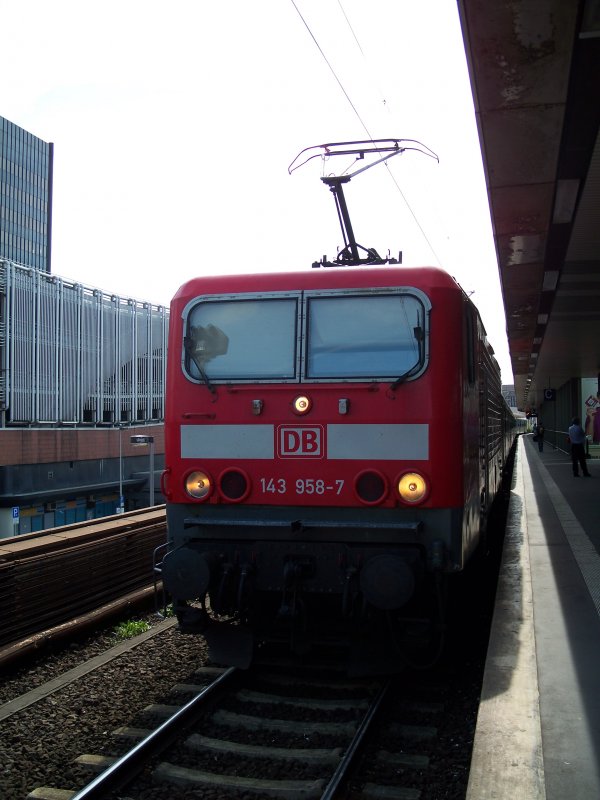 Br 143 958 steht mit seinem Zug in Hannover Hbf (19.7.2007)