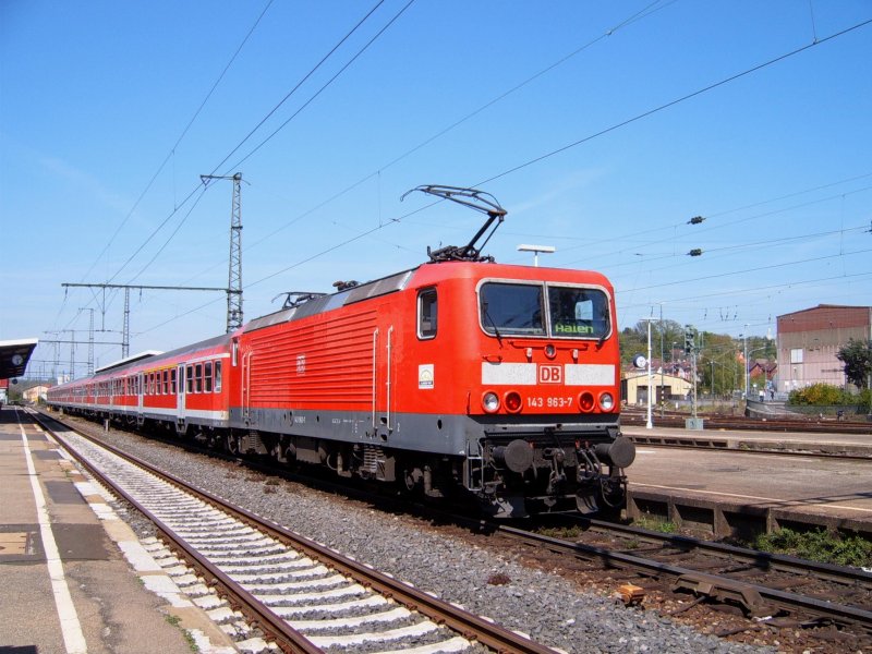 BR 143 963-7 am 21.04.07 mit einem RegionalExpress aus Stuttgart HBF  auf Gleis 2 des Aalener Bahnhofs.