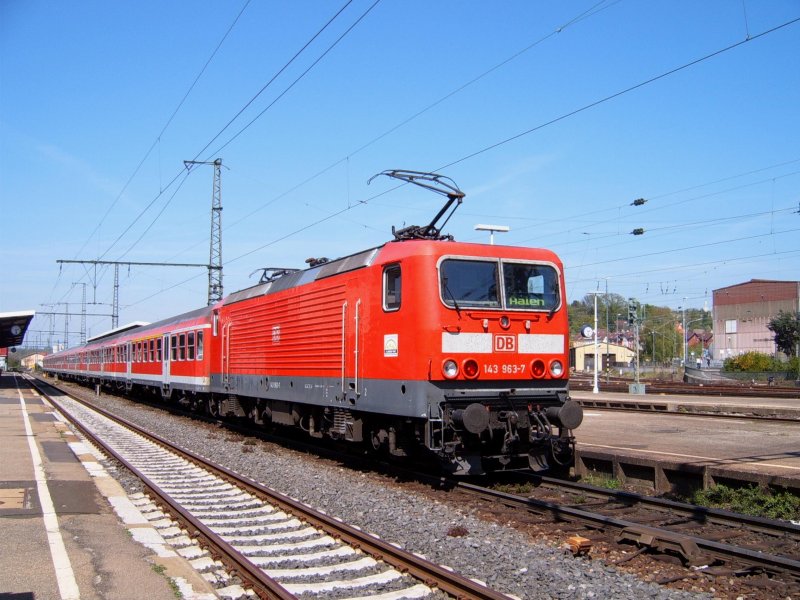 BR 143 963-7 am 21.04.07 mit einem RegionalExpress aus Stuttgart HBF  auf Gleis 2 des Aalener Bahnhofs.