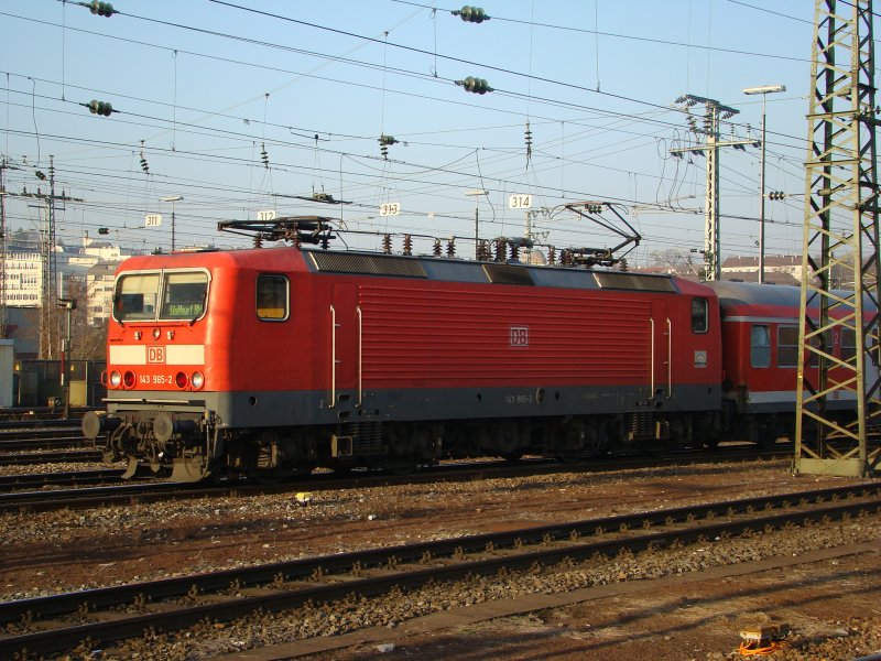 BR 143 965-2 zum Stuttgarter Hbf. Aufgenommen am 19.12.2007. An der Lok sieht man Richtig die Sonne die so langsam untergeht. 