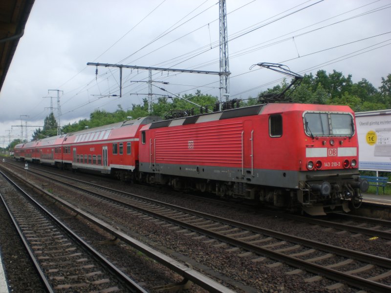 BR 143 als RB14 nach Senftenberg im Bahnhof Berlin-Karlshorst.
